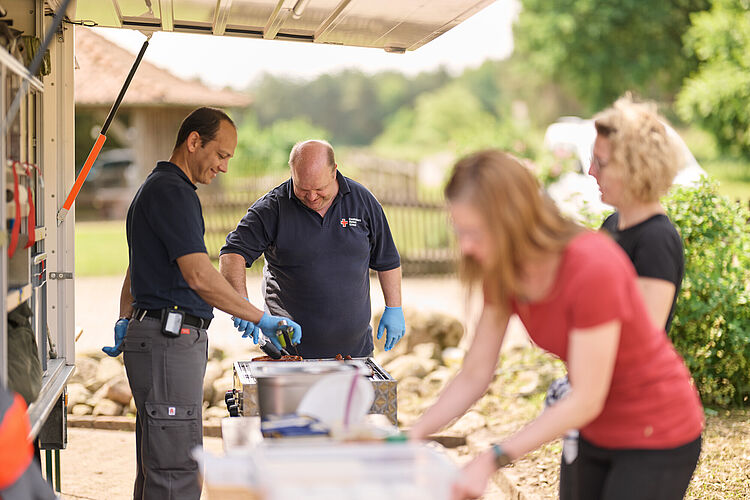 DRK-Mitarbeiter geben Essen aus