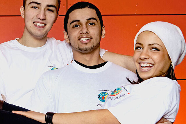 Jugendliche im Jugendrotkreuzoutfit freuen sich